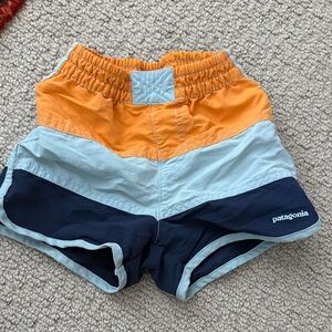 Patagonia shorts- 4T